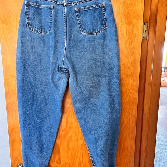 Mom Jeans 🔥 - Picture 2 of 5